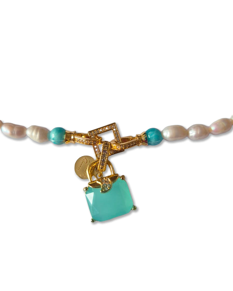 Pearl Pop – Collana con perle, chiusura e mini bag turchese